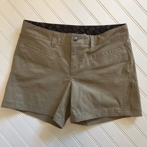 Athleta Kaki shorts